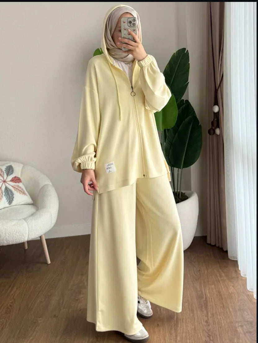 Wide-Leg Bottom Over Size Style Premium Quality Winter 2-Pcs Tracksuit. CWTS-39